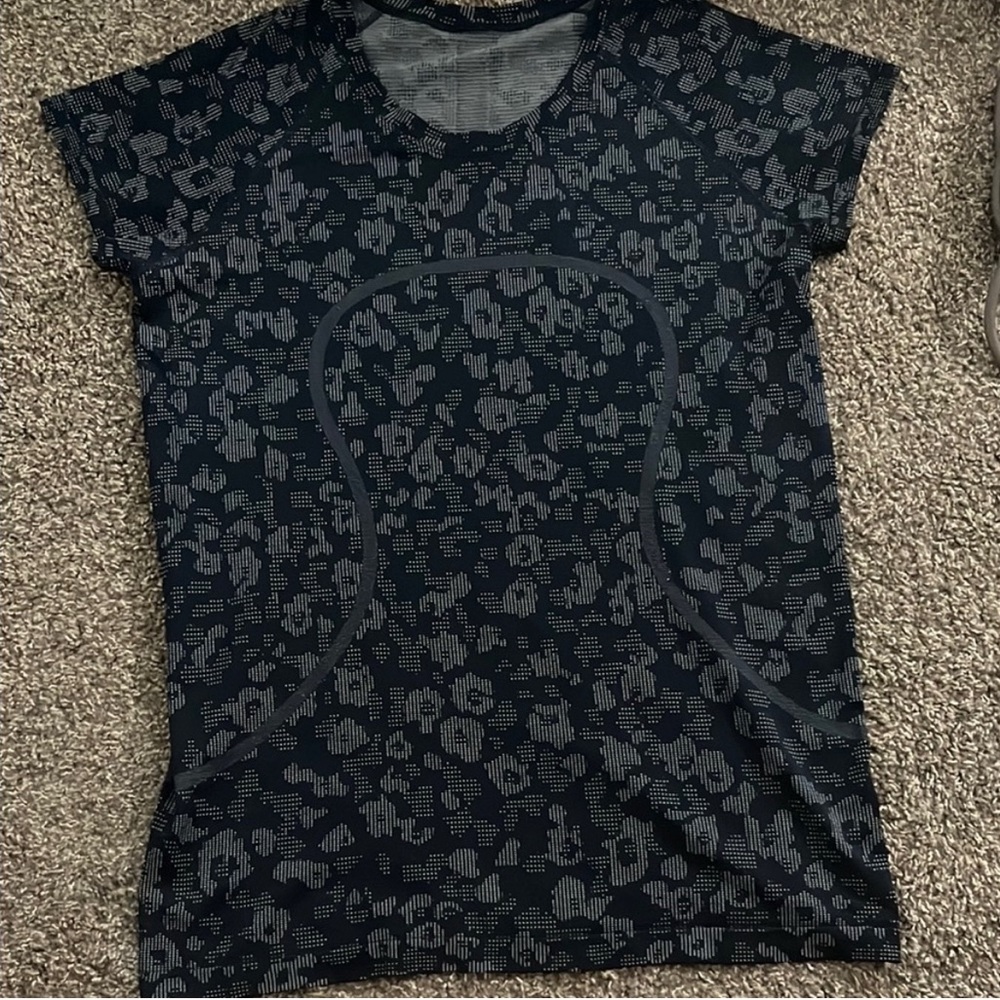 Lululemon Athletica Black and Gray Patterned Tee